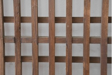 アンティーク建具　明治から大正期　木味豊かな風合いと細格子が美しい格子蔵戸1枚　(R-086496)