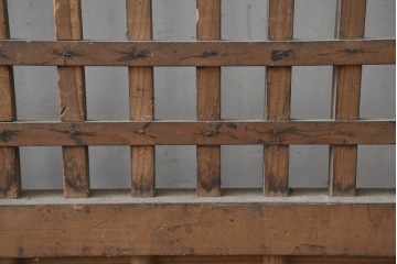 アンティーク建具　明治から大正期　木味豊かな風合いと細格子が美しい格子蔵戸1枚　(R-086496)