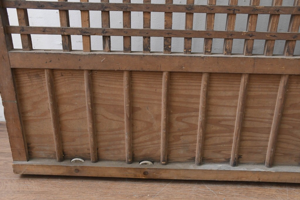 アンティーク建具　明治から大正期　木味豊かな風合いと細格子が美しい格子蔵戸1枚　(R-086496)