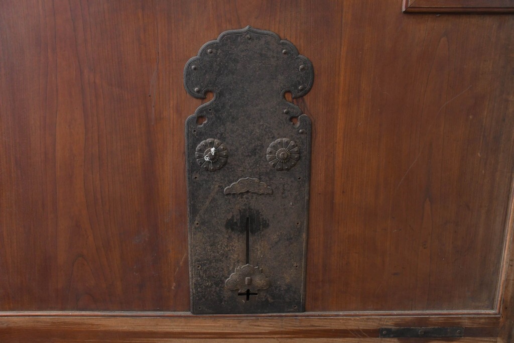 アンティーク建具　明治から大正期　上手物!　新潟産　総欅(ケヤキ)材　大振りで重厚な蔵戸1枚　(R-086497)