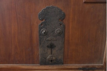 アンティーク建具　明治から大正期　上手物!　新潟産　総欅(ケヤキ)材　大振りで重厚な蔵戸1枚　(R-086497)