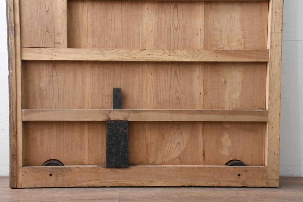 アンティーク建具　明治から大正期　上手物!　新潟産　総欅(ケヤキ)材　大振りで重厚な蔵戸1枚　(R-086497)