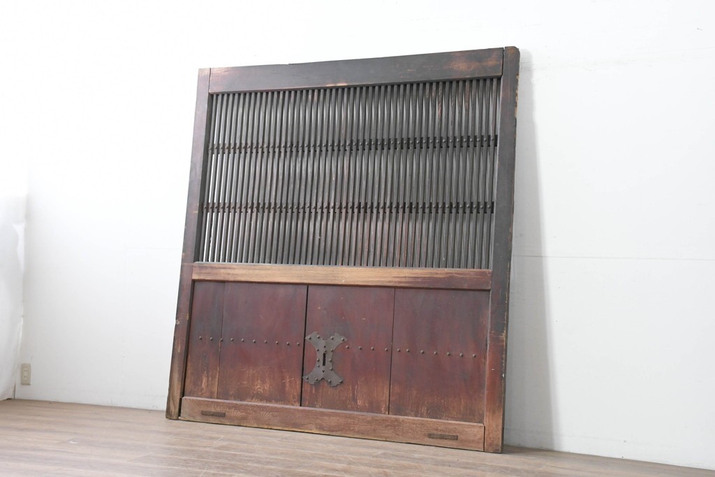アンティーク建具　明治から大正期　重厚な金具と繊細な縦格子が調和する幅広格子蔵戸1枚　(R-086498)