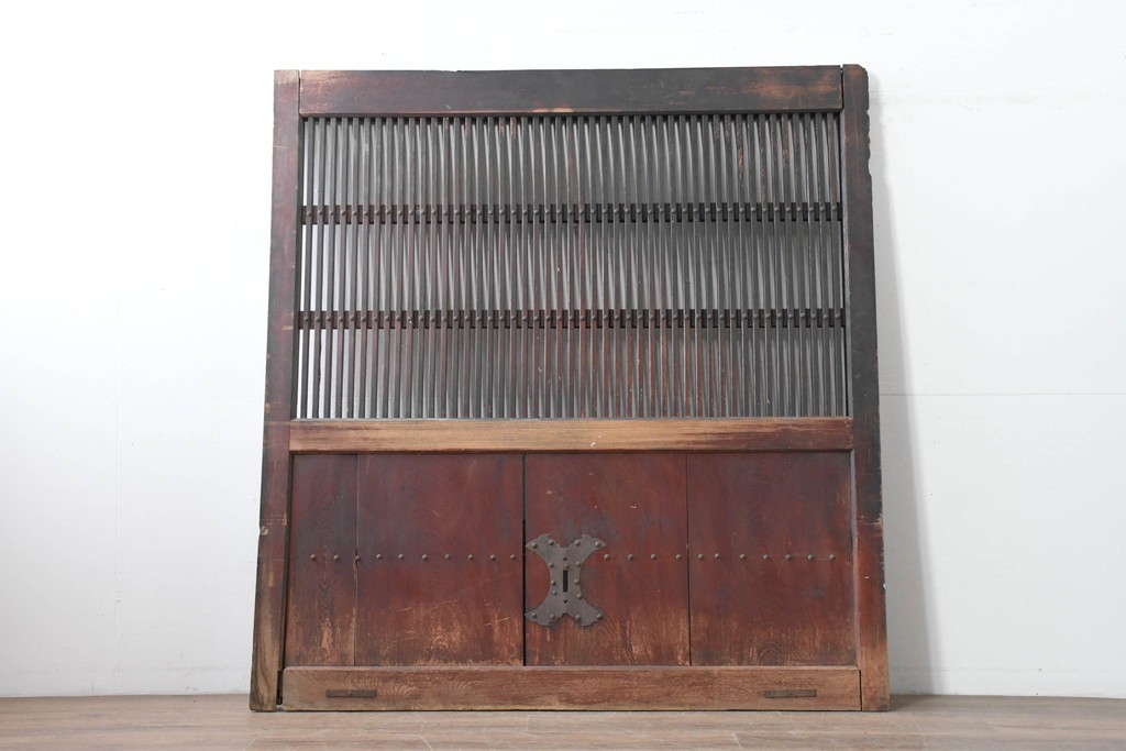アンティーク建具　明治から大正期　重厚な金具と繊細な縦格子が調和する幅広格子蔵戸1枚　(R-086498)