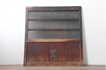 アンティーク建具　明治から大正期　重厚な金具と繊細な縦格子が調和する幅広格子蔵戸1枚　(R-086498)