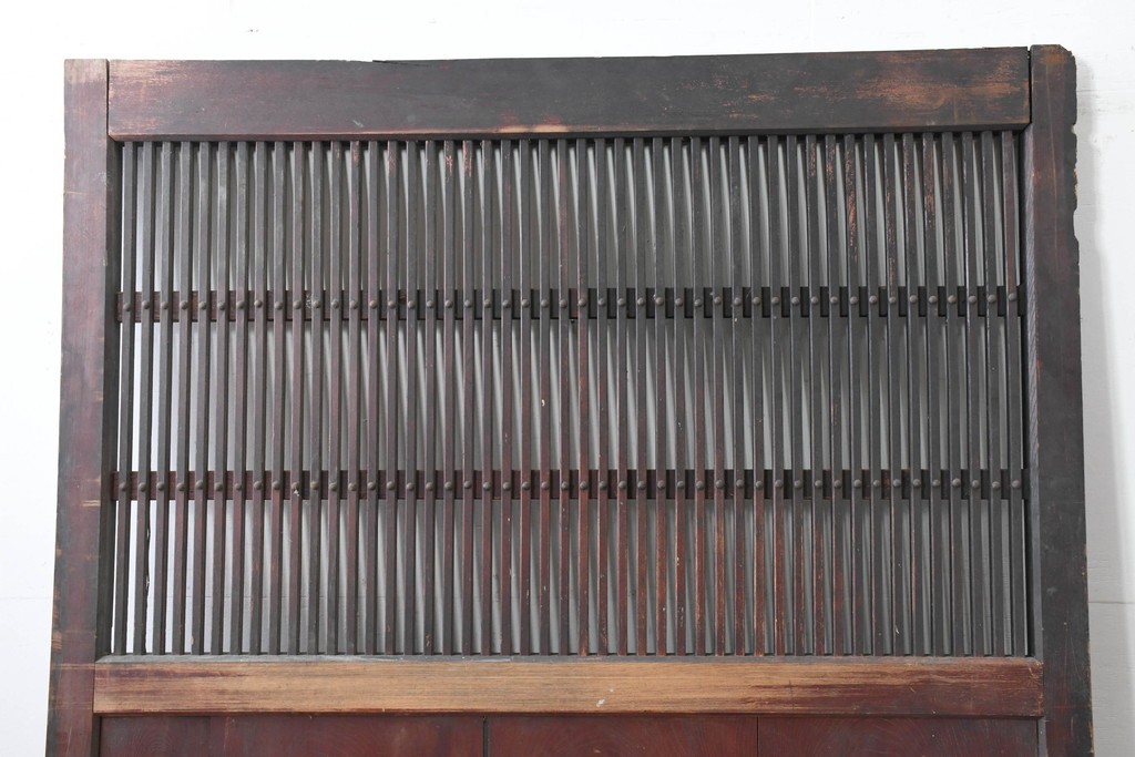 アンティーク建具　明治から大正期　重厚な金具と繊細な縦格子が調和する幅広格子蔵戸1枚　(R-086498)