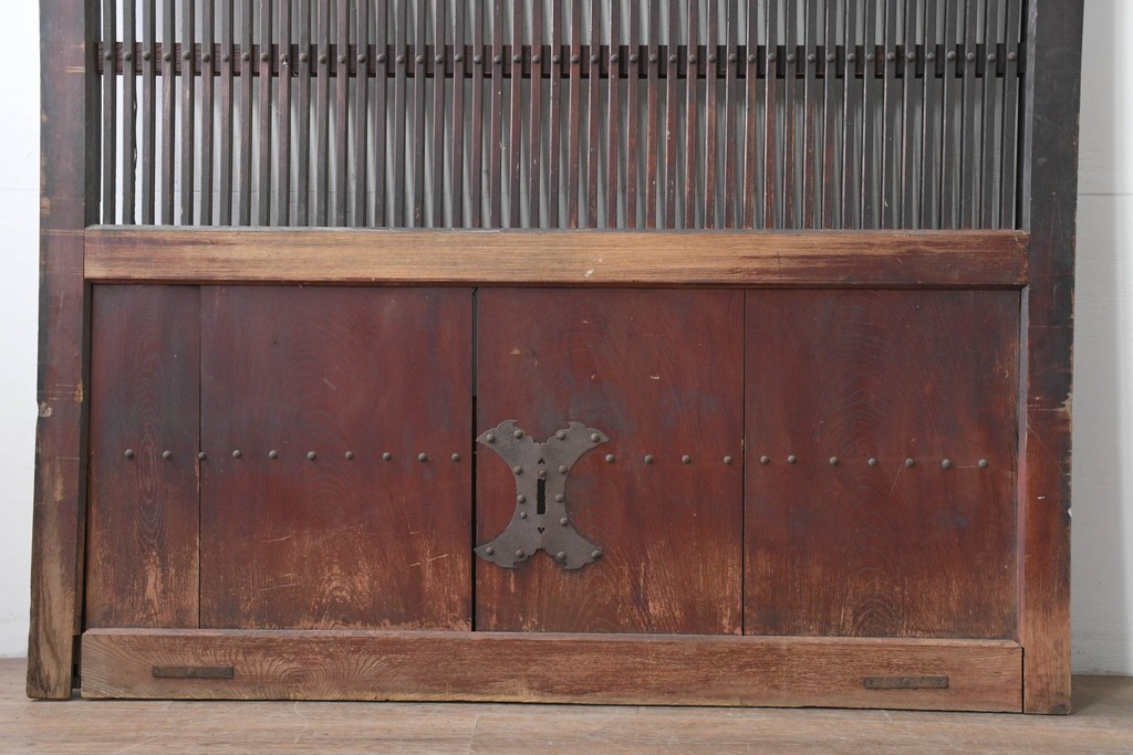 アンティーク建具　明治から大正期　重厚な金具と繊細な縦格子が調和する幅広格子蔵戸1枚　(R-086498)