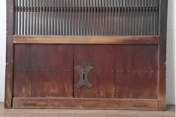 アンティーク建具　明治から大正期　重厚な金具と繊細な縦格子が調和する幅広格子蔵戸1枚　(R-086498)