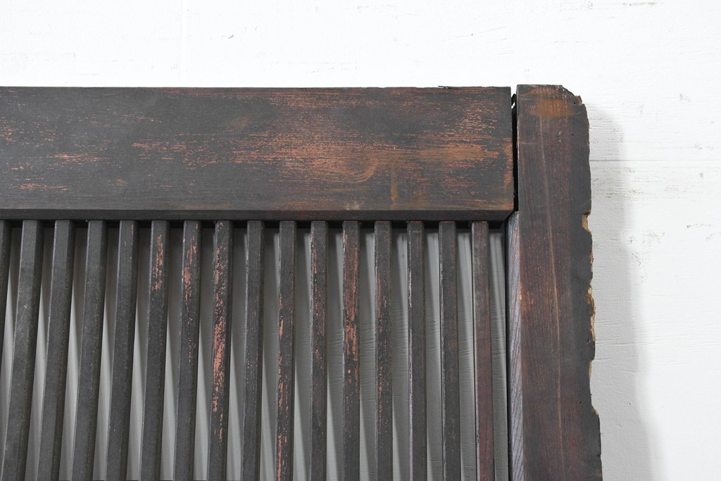 アンティーク建具　明治から大正期　重厚な金具と繊細な縦格子が調和する幅広格子蔵戸1枚　(R-086498)