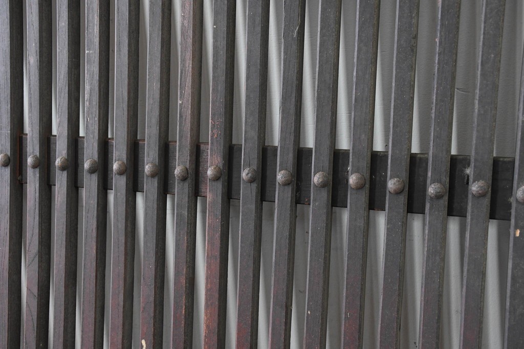 アンティーク建具　明治から大正期　重厚な金具と繊細な縦格子が調和する幅広格子蔵戸1枚　(R-086498)