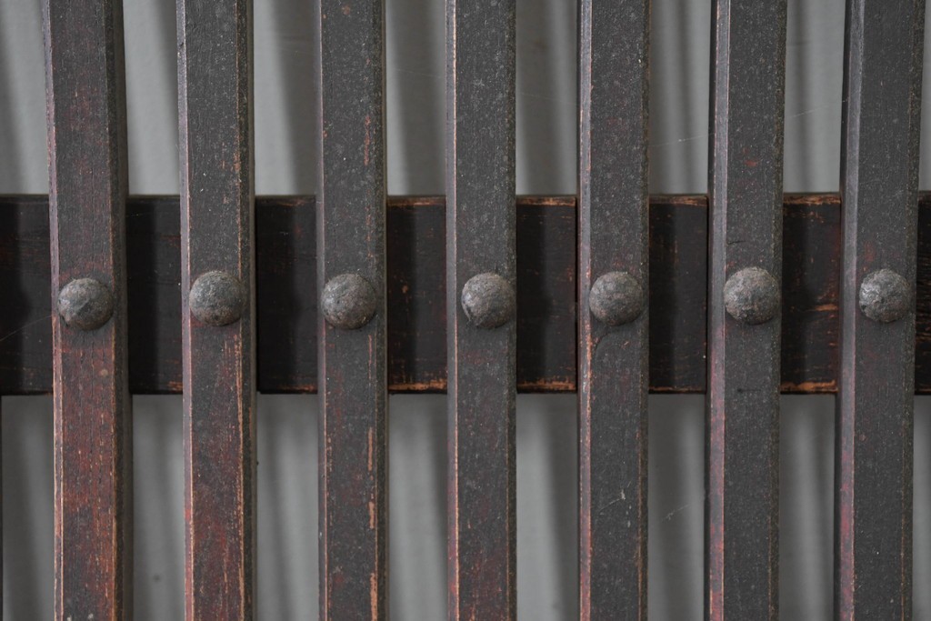 アンティーク建具　明治から大正期　重厚な金具と繊細な縦格子が調和する幅広格子蔵戸1枚　(R-086498)