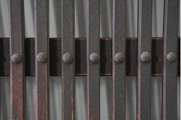 アンティーク建具　明治から大正期　重厚な金具と繊細な縦格子が調和する幅広格子蔵戸1枚　(R-086498)