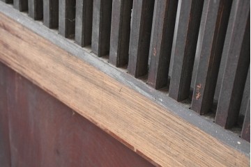 アンティーク建具　明治から大正期　重厚な金具と繊細な縦格子が調和する幅広格子蔵戸1枚　(R-086498)