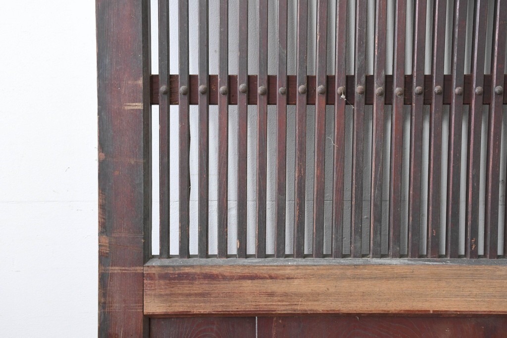 アンティーク建具　明治から大正期　重厚な金具と繊細な縦格子が調和する幅広格子蔵戸1枚　(R-086498)
