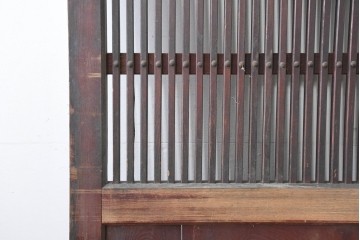 アンティーク建具　明治から大正期　重厚な金具と繊細な縦格子が調和する幅広格子蔵戸1枚　(R-086498)