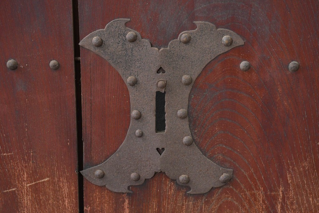 アンティーク建具　明治から大正期　重厚な金具と繊細な縦格子が調和する幅広格子蔵戸1枚　(R-086498)