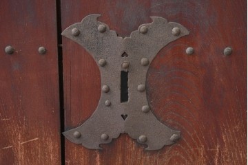 アンティーク建具　明治から大正期　重厚な金具と繊細な縦格子が調和する幅広格子蔵戸1枚　(R-086498)