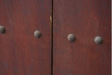 アンティーク建具　明治から大正期　重厚な金具と繊細な縦格子が調和する幅広格子蔵戸1枚　(R-086498)