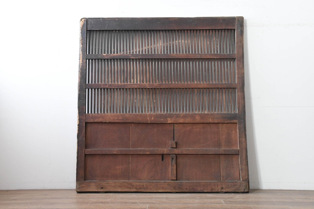 アンティーク建具　明治から大正期　重厚な金具と繊細な縦格子が調和する幅広格子蔵戸1枚　(R-086498)