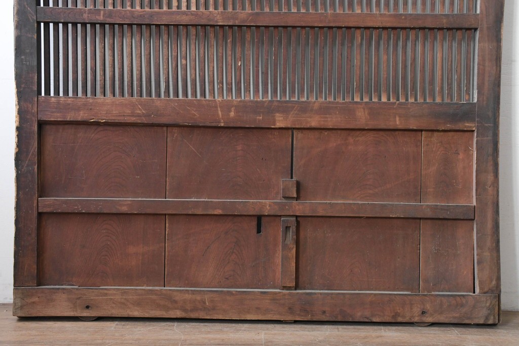 アンティーク建具　明治から大正期　重厚な金具と繊細な縦格子が調和する幅広格子蔵戸1枚　(R-086498)