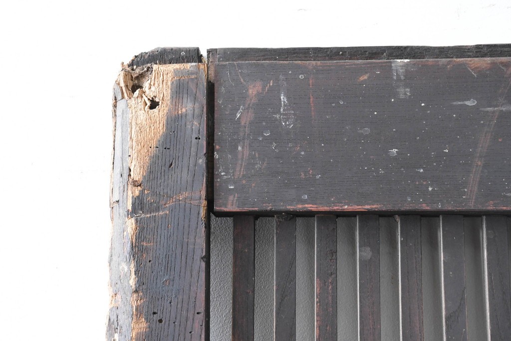 アンティーク建具　明治から大正期　重厚な金具と繊細な縦格子が調和する幅広格子蔵戸1枚　(R-086498)