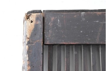 アンティーク建具　明治から大正期　重厚な金具と繊細な縦格子が調和する幅広格子蔵戸1枚　(R-086498)