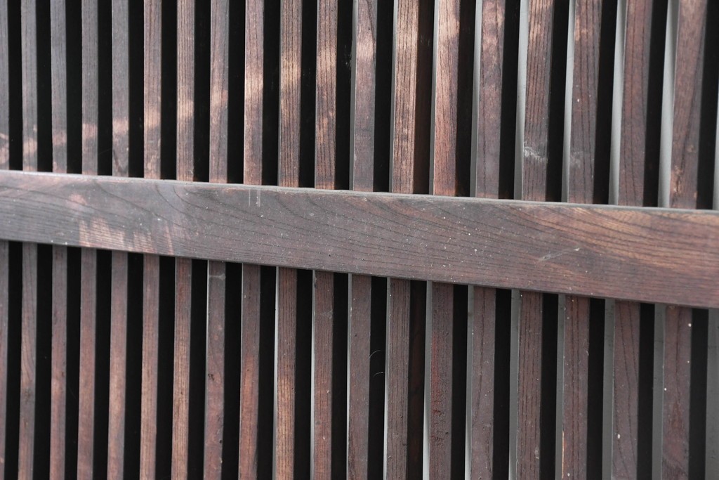 アンティーク建具　明治から大正期　重厚な金具と繊細な縦格子が調和する幅広格子蔵戸1枚　(R-086498)