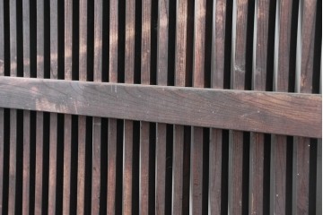 アンティーク建具　明治から大正期　重厚な金具と繊細な縦格子が調和する幅広格子蔵戸1枚　(R-086498)