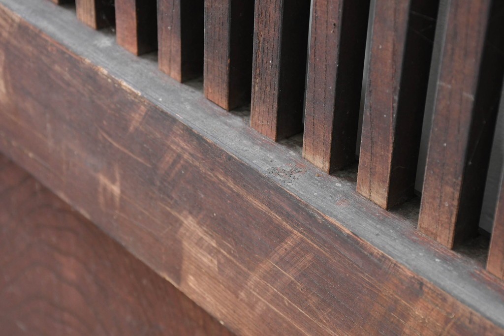 アンティーク建具　明治から大正期　重厚な金具と繊細な縦格子が調和する幅広格子蔵戸1枚　(R-086498)