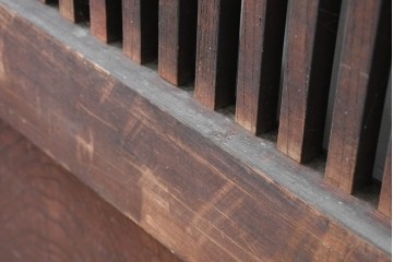 アンティーク建具　明治から大正期　重厚な金具と繊細な縦格子が調和する幅広格子蔵戸1枚　(R-086498)