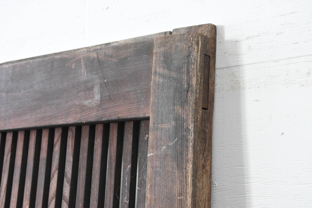 アンティーク建具　明治から大正期　重厚な金具と繊細な縦格子が調和する幅広格子蔵戸1枚　(R-086498)