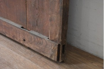 アンティーク建具　明治から大正期　重厚な金具と繊細な縦格子が調和する幅広格子蔵戸1枚　(R-086498)