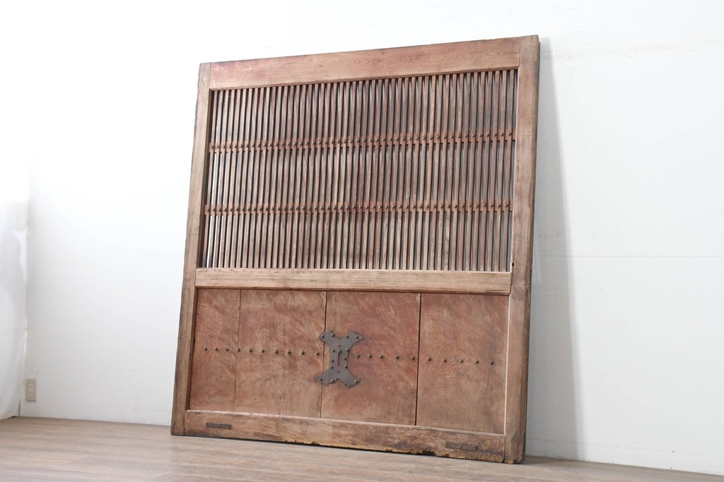 アンティーク建具　明治から大正期　木目豊かな腰板と細格子が調和した幅広格子蔵戸1枚　(R-086500)