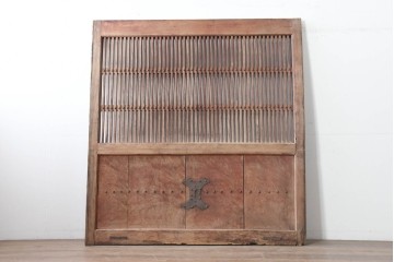 アンティーク建具　明治から大正期　木目豊かな腰板と細格子が調和した幅広格子蔵戸1枚　(R-086500)