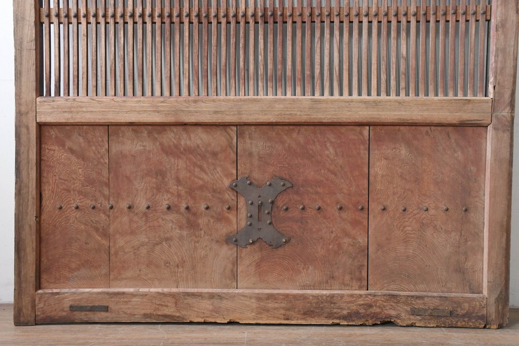 アンティーク建具　明治から大正期　木目豊かな腰板と細格子が調和した幅広格子蔵戸1枚　(R-086500)