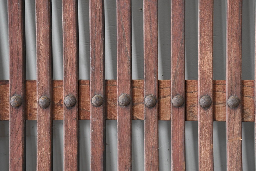 アンティーク建具　明治から大正期　木目豊かな腰板と細格子が調和した幅広格子蔵戸1枚　(R-086500)