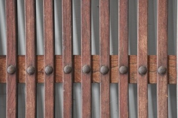 アンティーク建具　明治から大正期　木目豊かな腰板と細格子が調和した幅広格子蔵戸1枚　(R-086500)