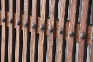 アンティーク建具　明治から大正期　木目豊かな腰板と細格子が調和した幅広格子蔵戸1枚　(R-086500)