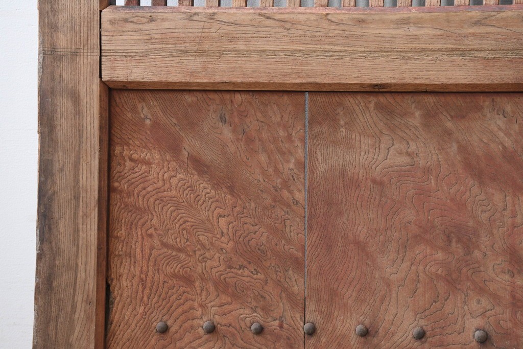 アンティーク建具　明治から大正期　木目豊かな腰板と細格子が調和した幅広格子蔵戸1枚　(R-086500)