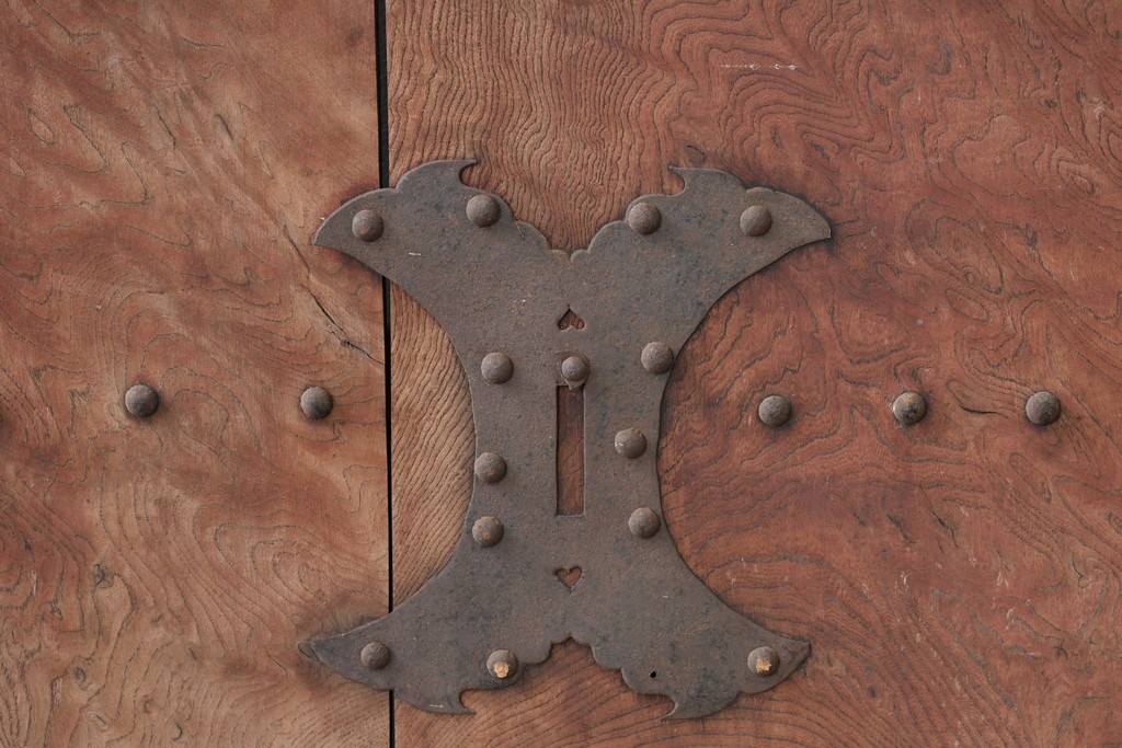 アンティーク建具　明治から大正期　木目豊かな腰板と細格子が調和した幅広格子蔵戸1枚　(R-086500)