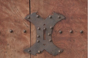 アンティーク建具　明治から大正期　木目豊かな腰板と細格子が調和した幅広格子蔵戸1枚　(R-086500)