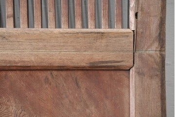 アンティーク建具　明治から大正期　木目豊かな腰板と細格子が調和した幅広格子蔵戸1枚　(R-086500)