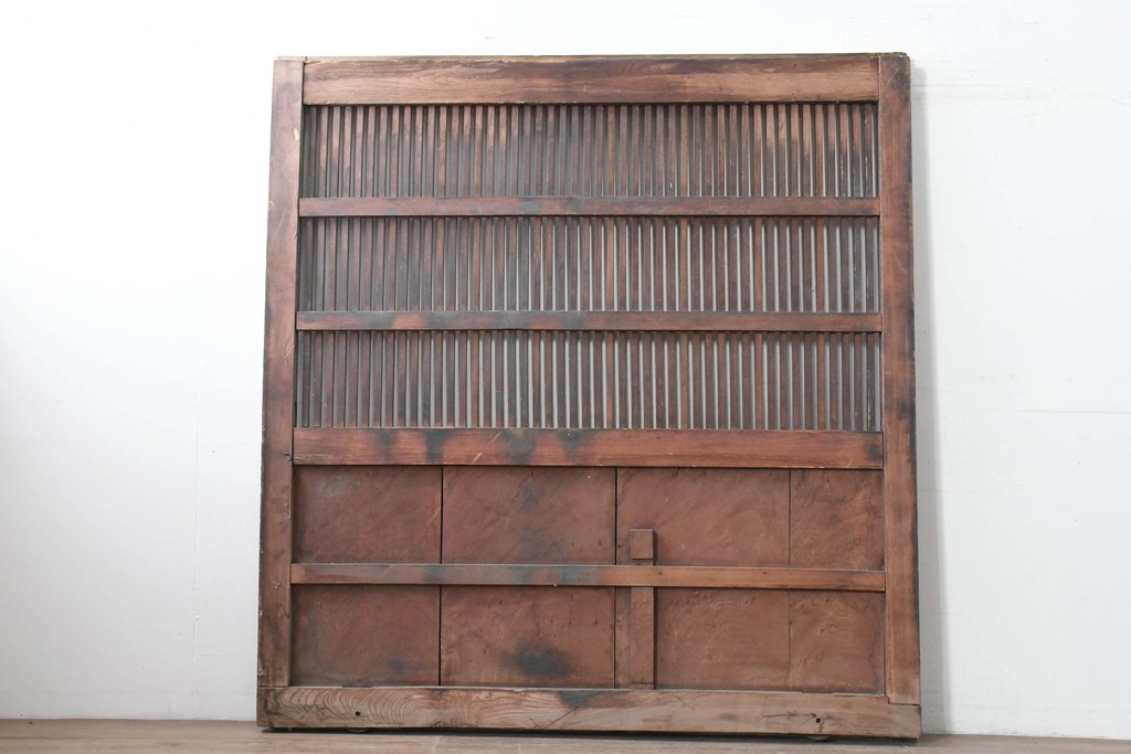 アンティーク建具　明治から大正期　木目豊かな腰板と細格子が調和した幅広格子蔵戸1枚　(R-086500)