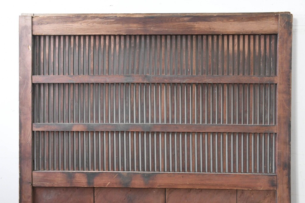 アンティーク建具　明治から大正期　木目豊かな腰板と細格子が調和した幅広格子蔵戸1枚　(R-086500)