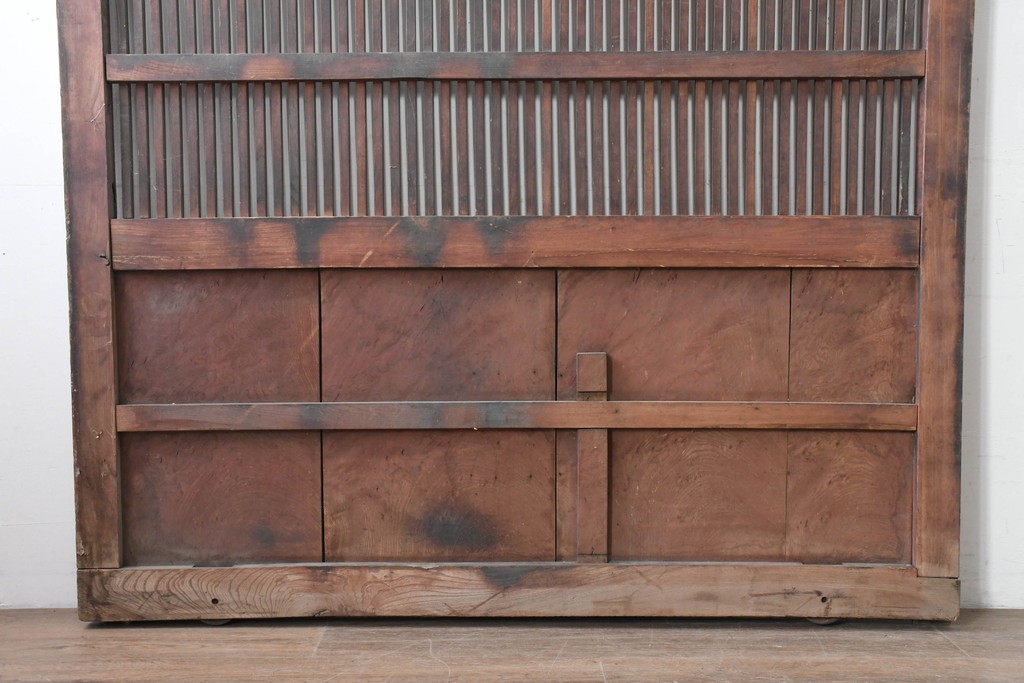 アンティーク建具　明治から大正期　木目豊かな腰板と細格子が調和した幅広格子蔵戸1枚　(R-086500)