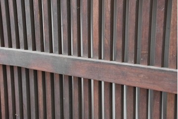 アンティーク建具　明治から大正期　木目豊かな腰板と細格子が調和した幅広格子蔵戸1枚　(R-086500)