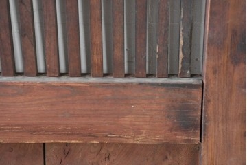 アンティーク建具　明治から大正期　木目豊かな腰板と細格子が調和した幅広格子蔵戸1枚　(R-086500)