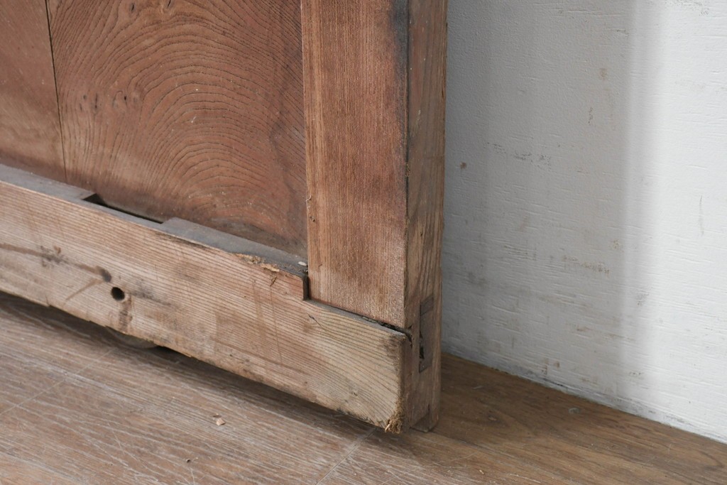 アンティーク建具　明治から大正期　木目豊かな腰板と細格子が調和した幅広格子蔵戸1枚　(R-086500)