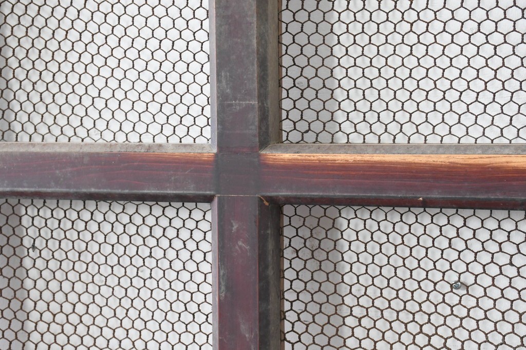 アンティーク建具　明治から大正期　狐格子と金網の組み合わせが趣深い蔵戸1枚　(R-086501)