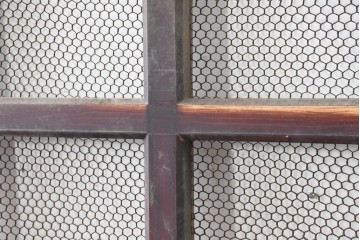 アンティーク建具　明治から大正期　狐格子と金網の組み合わせが趣深い蔵戸1枚　(R-086501)